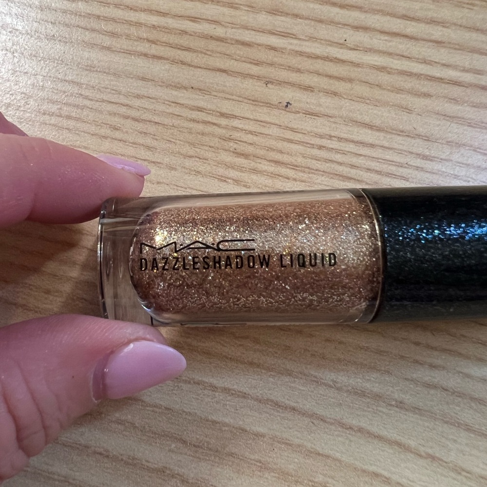 MAC Dazzleshadow Liquid Eyeshadow shade Flash and Dash.